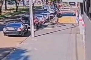 Câmera de segurança registra momento em que criminoso invade barbearia e mata dois em Maringá