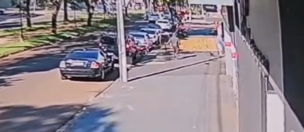 Câmera de segurança registra momento em que criminoso invade barbearia e mata dois em Maringá