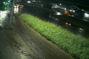 Câmera registra momento em que motociclista se envolve em grave acidente no Contorno Sul