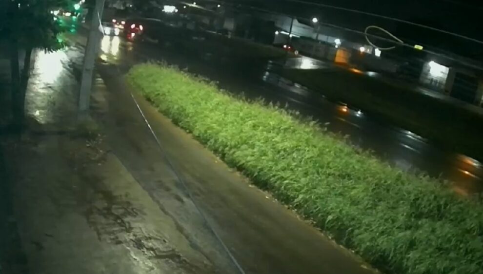Câmera registra momento em que motociclista se envolve em grave acidente no Contorno Sul