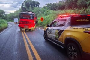 Caminhão bate e derrama carga de 34 mil litros de etanol em rodovia da região