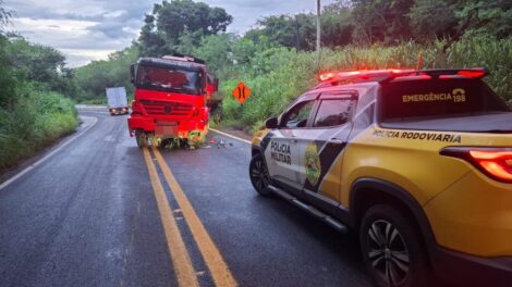 Caminhão bate e derrama carga de 34 mil litros de etanol em rodovia da região