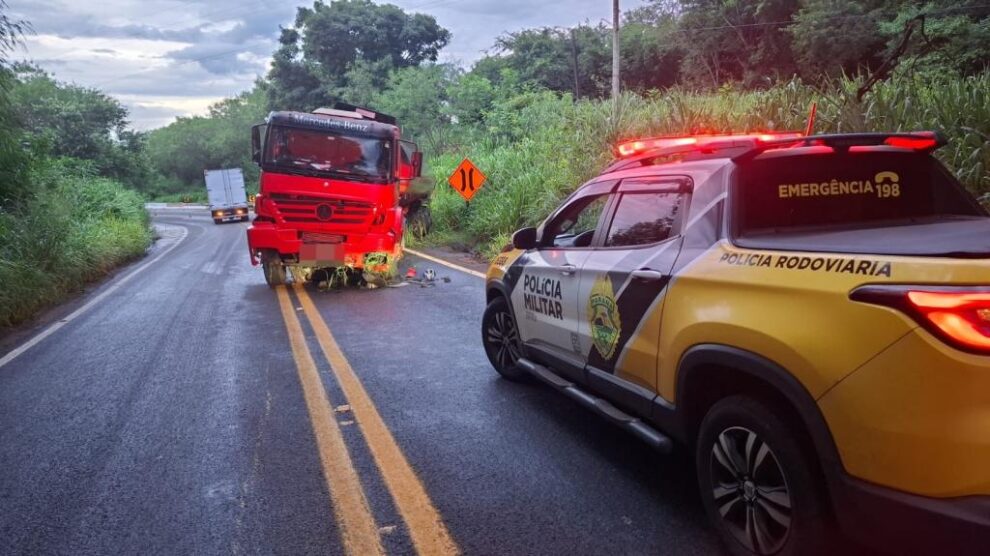 Caminhão bate e derrama carga de 34 mil litros de etanol em rodovia da região