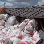 Caminhão carregado de farinha tomba no Contorno Sul em Maringá