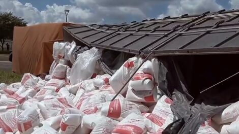 Caminhão carregado de farinha tomba no Contorno Sul em Maringá