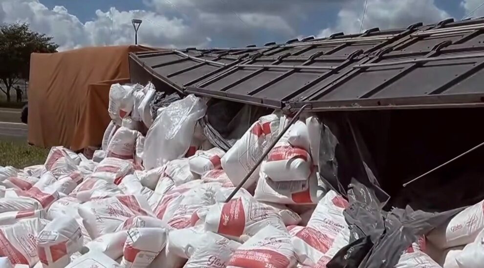 Caminhão carregado de farinha tomba no Contorno Sul em Maringá