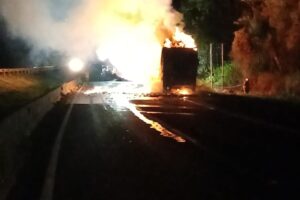 Caminhão com placas de Maringá pega fogo e interdita a BR-376