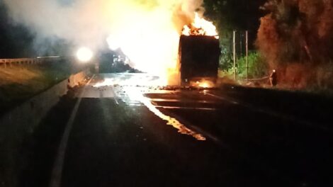 Caminhão com placas de Maringá pega fogo e interdita a BR-376