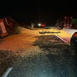 Caminhão de Maringá que levava 50 toneladas de soja tomba em rodovia