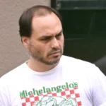 Carlos Bolsonaro diz que ex-presidente está “inchado e irritado” na UTI