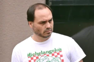 Carlos Bolsonaro diz que ex-presidente está “inchado e irritado” na UTI