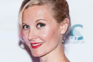 Carrie Anne Fleming, de 'iZombie' e 'Supernatural', morre aos 51 anos