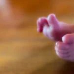 Casal foge após levar bebê morto com sinais de agressão a hospital