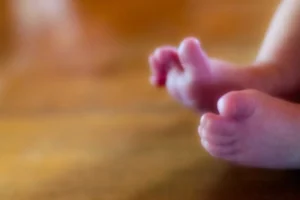 Casal foge após levar bebê morto com sinais de agressão a hospital