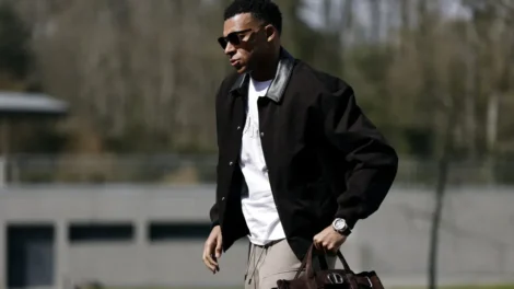 Caso “joelho errado” vira crise no Real e jornalista acusa Mbappé