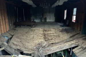 Chão desaba em casamento e convidados despencam nos EUA