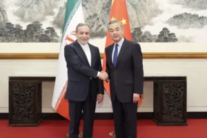 China pressiona por paz e cobra diálogo imediato no conflito com o Irã