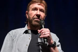 Chuck Norris é internado no Havaí após emergência médica, afirma site
