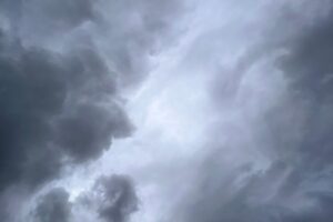 Chuva ganha força à tarde e deve marcar a terça-feira (31), em Maringá