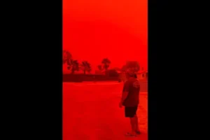 Ciclone deixa céu da Austrália com "tom vermelho assustador". Veja