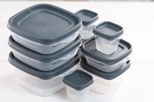 Como tirar cheiro de pote de plástico veja truques simples que funcionam