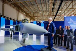 Conheça o Gripen F-39E, primeiro caça supersônico produzido no Brasil