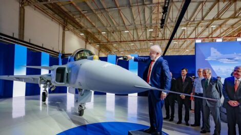 Conheça o Gripen F-39E, primeiro caça supersônico produzido no Brasil