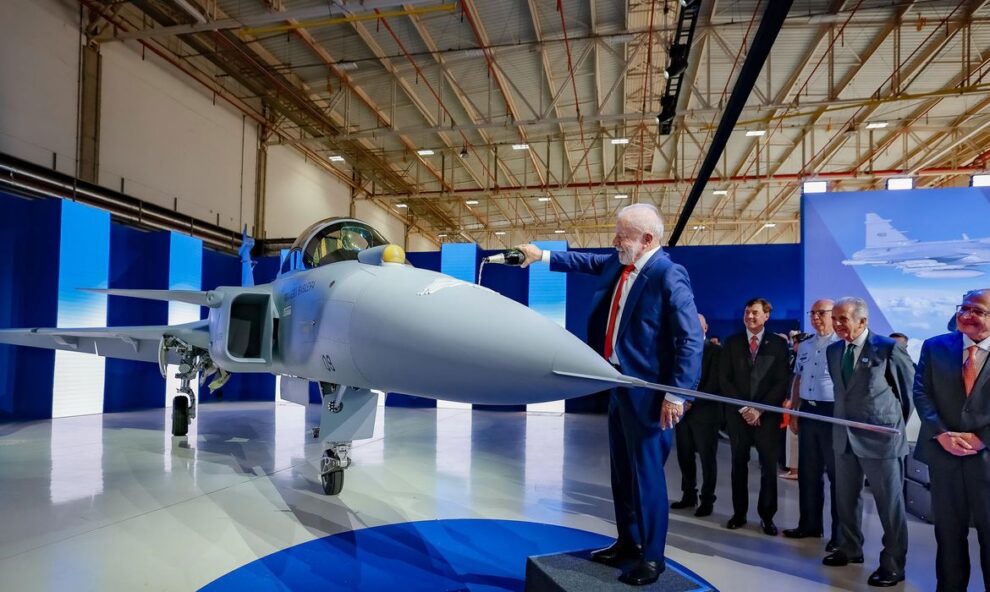 Conheça o Gripen F-39E, primeiro caça supersônico produzido no Brasil