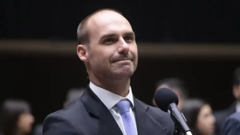 Conselheiro de Trump próximo a Eduardo Bolsonaro deve vir ao Brasil de olho nas eleições