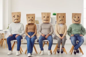 Conviver com pessoas difíceis pode acelerar o envelhecimento, diz estudo