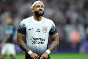 Corinthians inicia contatos, mas espera ajuda de Memphis em renovação