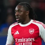 Craque do Arsenal se emociona ao encontrar ídolo da Seleção Brasileira