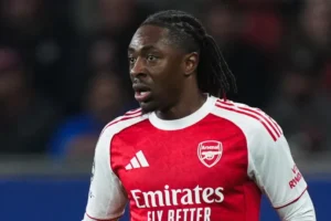Craque do Arsenal se emociona ao encontrar ídolo da Seleção Brasileira