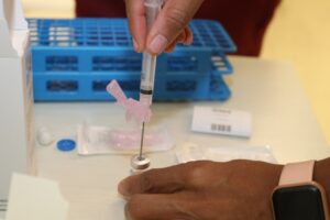 Crianças com hemofilia recebem terapia menos invasiva no Hemocentro da UEM