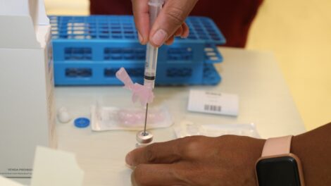 Crianças com hemofilia recebem terapia menos invasiva no Hemocentro da UEM