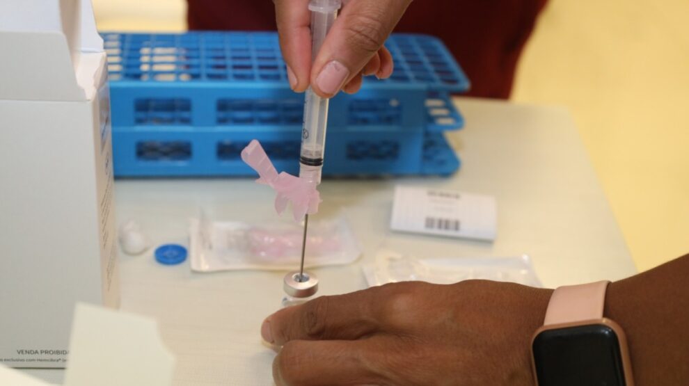 Crianças com hemofilia recebem terapia menos invasiva no Hemocentro da UEM