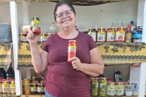 Da horta às gôndolas: agricultora familiar da região faz sucesso com marca própria de pimentas vendida em todo o Paraná