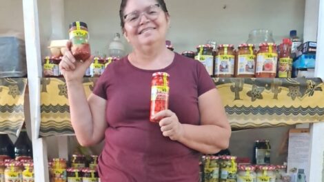 Da horta às gôndolas: agricultora familiar da região faz sucesso com marca própria de pimentas vendida em todo o Paraná