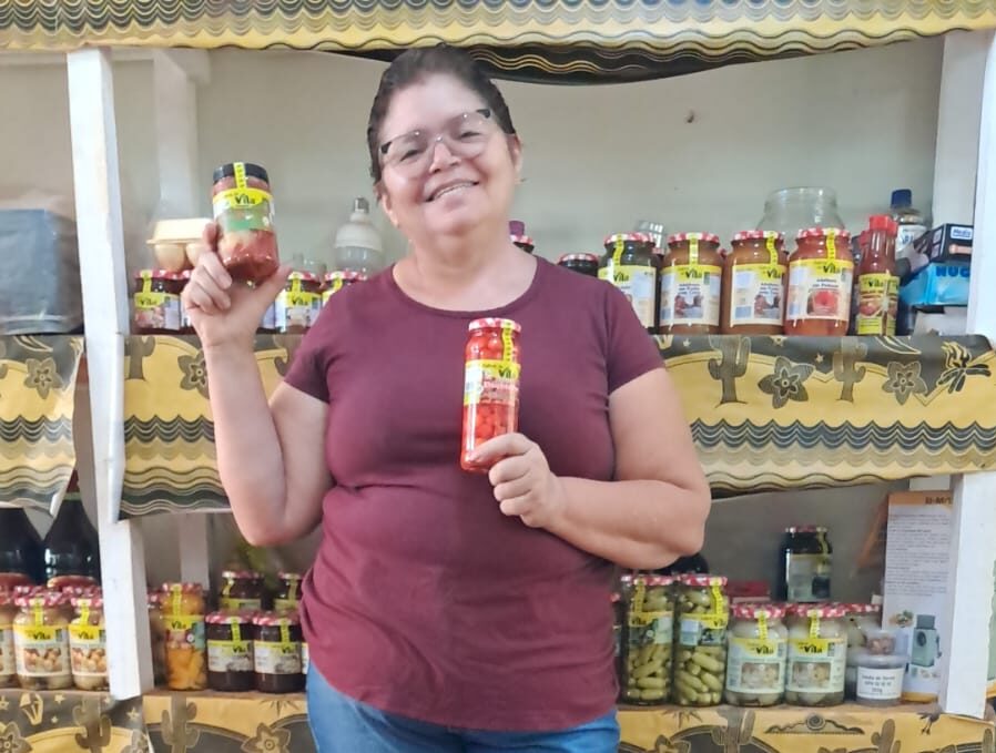 Da horta às gôndolas: agricultora familiar da região faz sucesso com marca própria de pimentas vendida em todo o Paraná