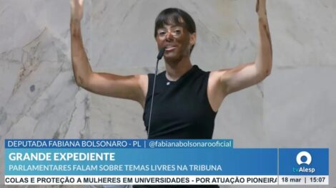 Deputada Fabiana Bolsonaro (PL) faz ‘blackface’ na Alesp para criticar Erika Hilton
