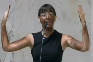 Deputada Fabiana Bolsonaro faz 'blackface' em protesto transfóbico