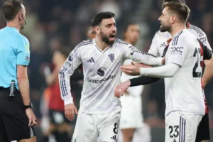 "Desconcertante". Bruno Fernandes lidera revolta do Manchester United