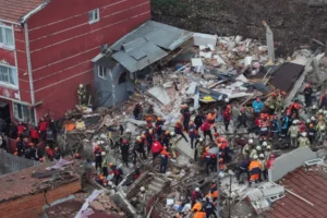 Dois edifícios colapsam após explosão de gás em Istambul