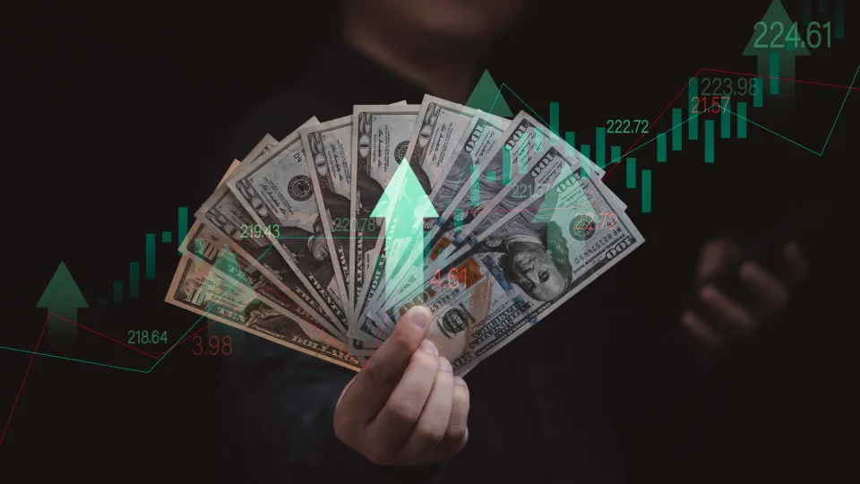 Dólar sobe com petróleo e guerra no radar em meio à espera de Fed e Copom