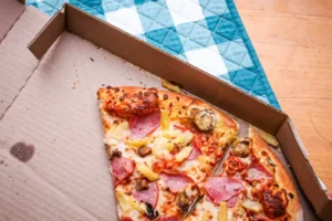 Dono de pizzaria diz não saber causa de intoxicação que matou mulher na Paraíba