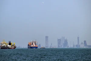 EUA alertam para ataques contra portos civis do Irã no Estreito de Hormuz