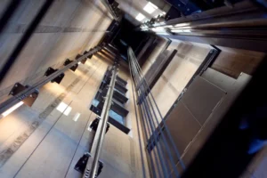 Elevador despenca 11 andares em prédio comercial no Recife e deixa feridos