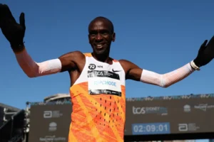 Em turnê de 'conexão com os fãs', bicampeão olímpico Eliud Kipchoge correrá maratona de Porto Alegre