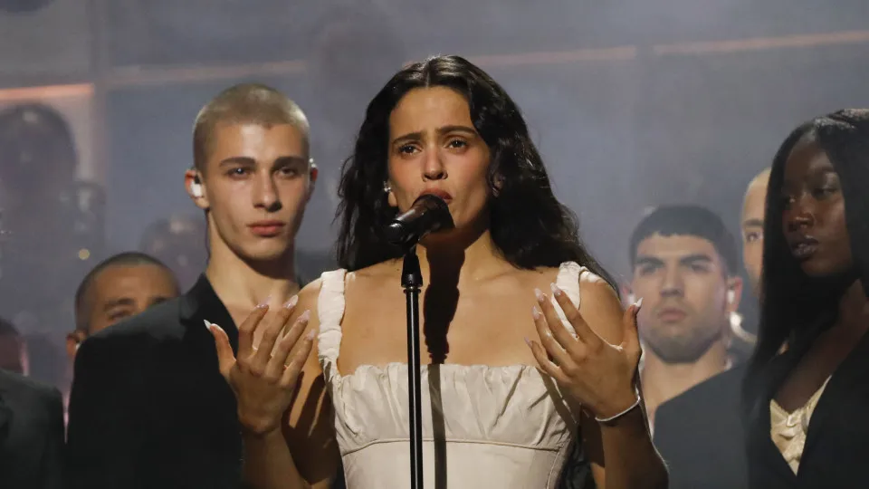 Entenda os sintomas do problema de saúde que fez Rosalía interromper show