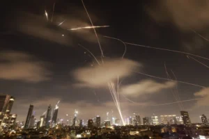 Equipe da CNN Turca é presa após filmar mísseis em Israel; vídeo